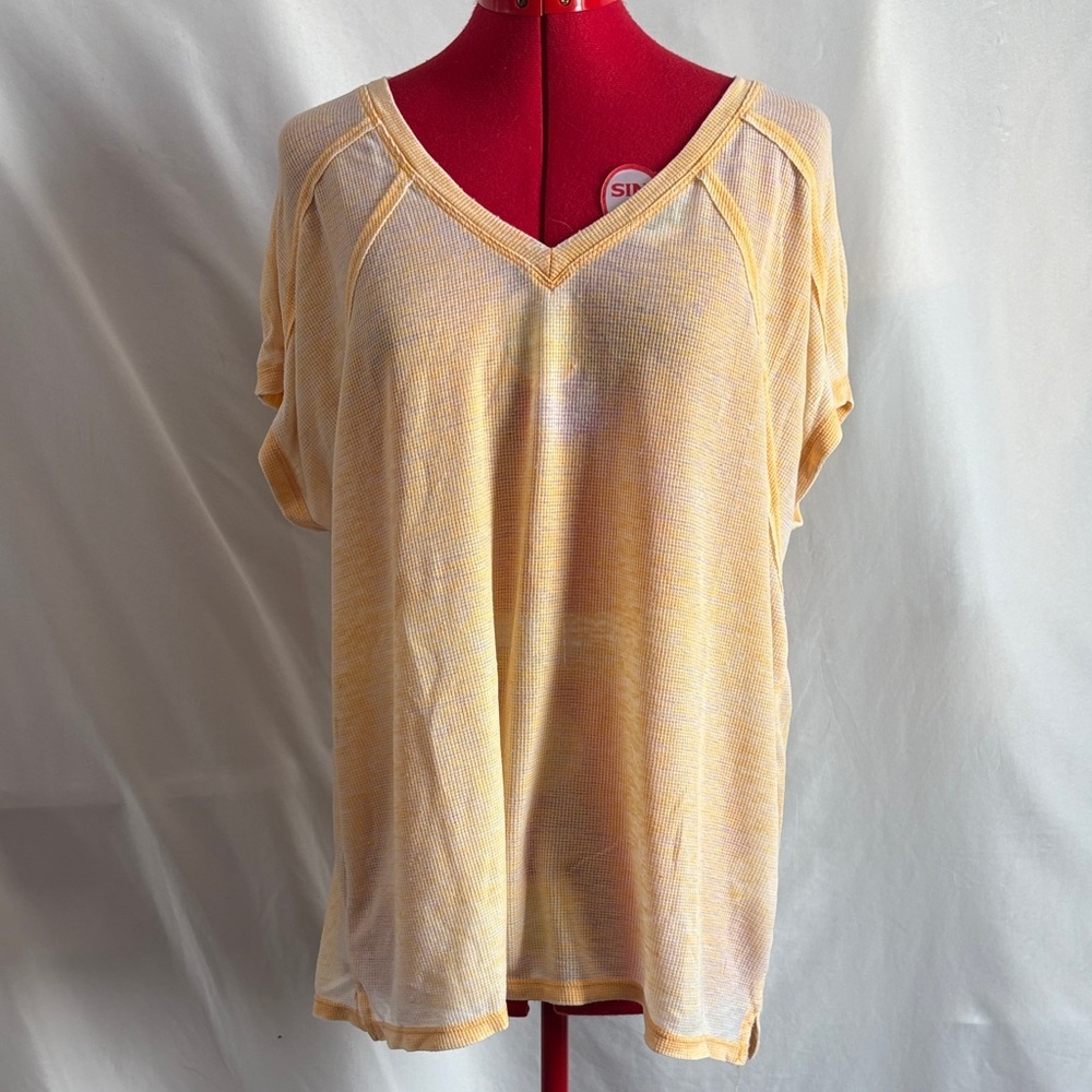Jane and Delancey Pale Yellow V‑Neck Short Sleeve Top